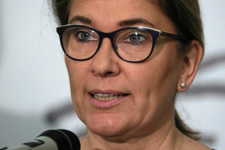 Europosłanka PiS Beata Mazurek odnotowała na Twitterze wynik, jaki w sondażu prezydenckim uzyskał startujący z poparciem PiS Andrzej Duda. Inne partie domagają się przesunięcia wyborów z powodu wprowadzenia zagrożenia epidemicznego.