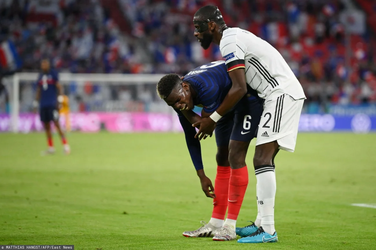 Paul Pogba i Antonio Ruediger starli się pod koniec pierwszej połowy. Niemiec chciał ugryźć rywala?