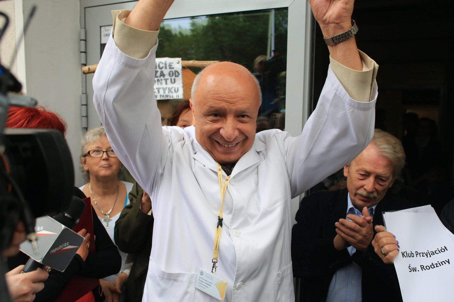 Profesor Bogdan Chazan podczas pikiety w jego obronie przed Szpitalem im. Swietej Rodziny.