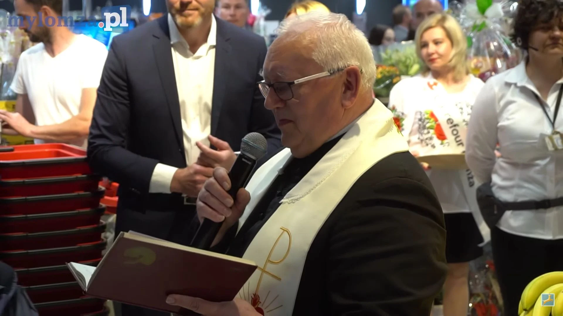 Ksiądz na otwarciu Carrefoura w Łomży