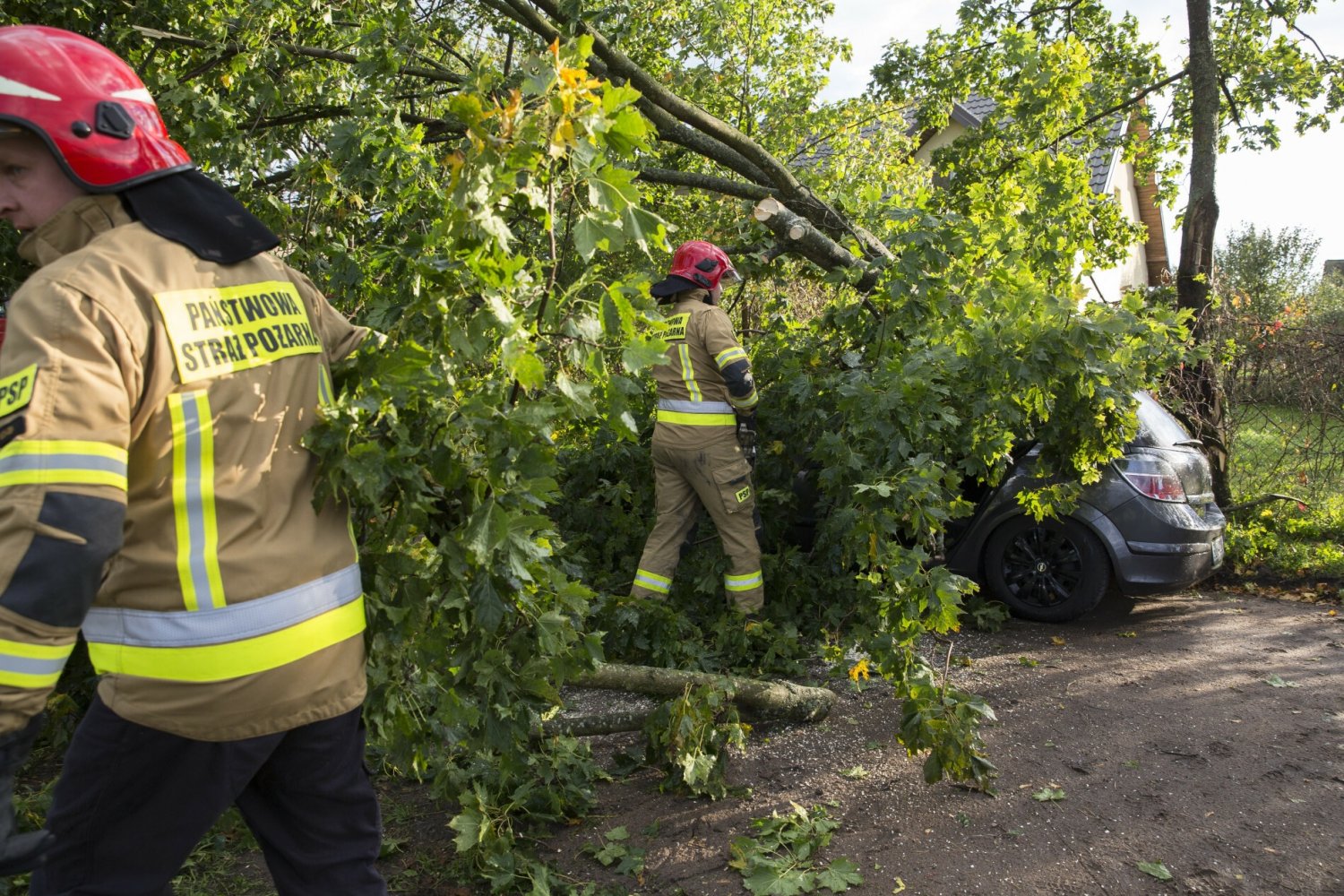Strażacy przy usuwaniu szkód po burzach.