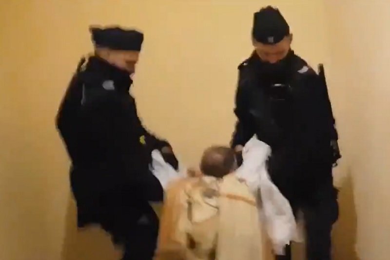 Ks. Michał Woźnicki został wyprowadzony przez policjantów.