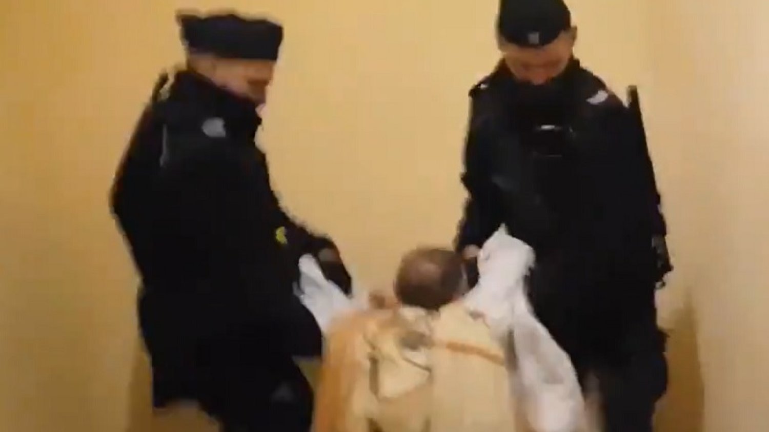Ks. Michał Woźnicki został wyprowadzony przez policjantów.