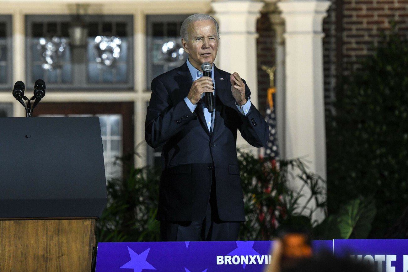 Joe Biden prawie przewrócił się na scenie.