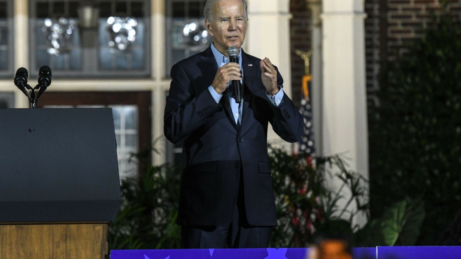 Joe Biden prawie przewrócił się na scenie.