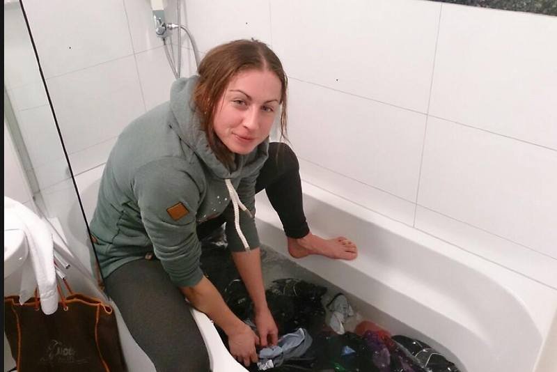 Justyna Kowalczyk pierze skarpety. Publicznie, na facebooku.