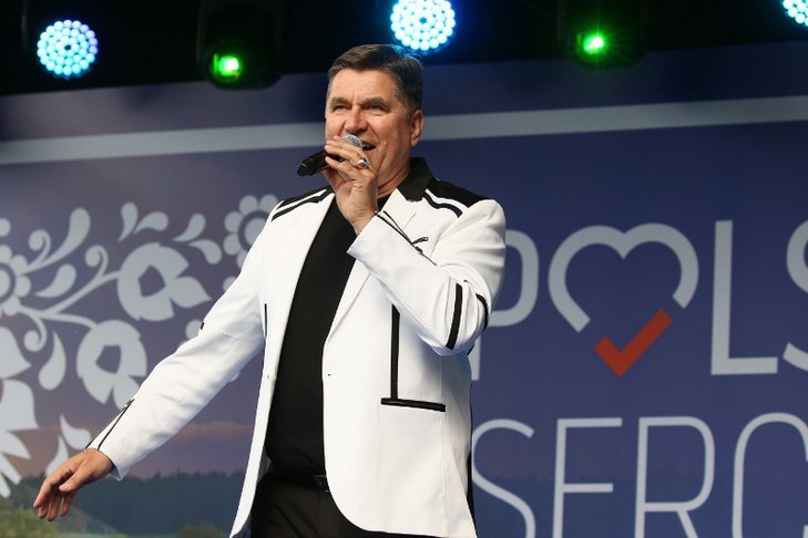 Sławomir Świerzyński z Bayer Full zachęca do chodzenia do kościoła