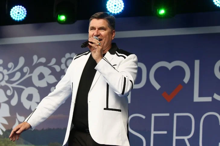 Sławomir Świerzyński z Bayer Full zachęca do chodzenia do kościoła