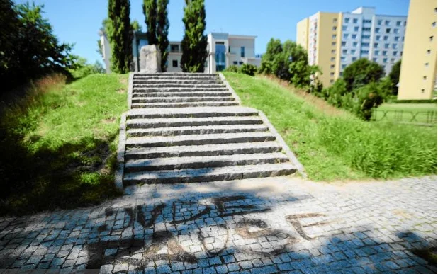 Napis przed kopcem Anielewicza