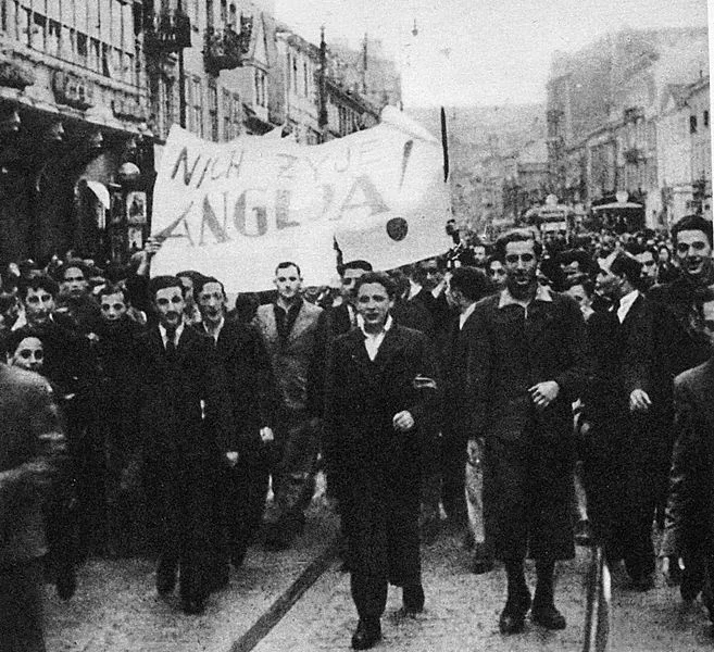 Manifestacja przed ambasadą brytyjską w Warszawie, 3 września 1939 roku.
