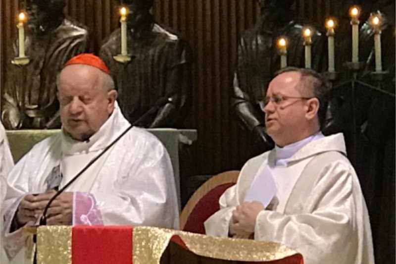 Ksiądz Mirosław Król (z prawej) został oskarżony o molestowanie podwładnych. Ksiądz Mirosław Król (z prawej) został oskarżony o molestowanie podwładnych.