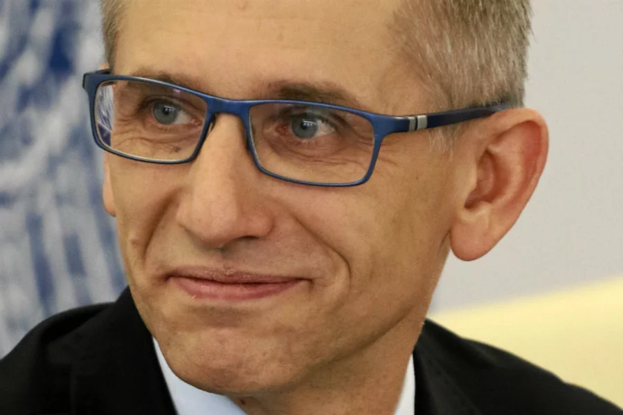 Krzysztof Kwiatkowski pozostał szefem NIK, choć wywodzi się z PO. Teraz może dać się we znaki Prawu i Sprawiedliwości. Zapowiada zbadanie afer z gigantycznymi nagrodami dla ministrów.
