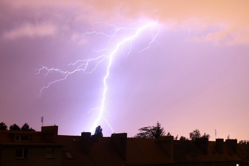 IMGW wydało ostrzeżenia pierwszego i drugiego stopnia przed burzą i upałami.