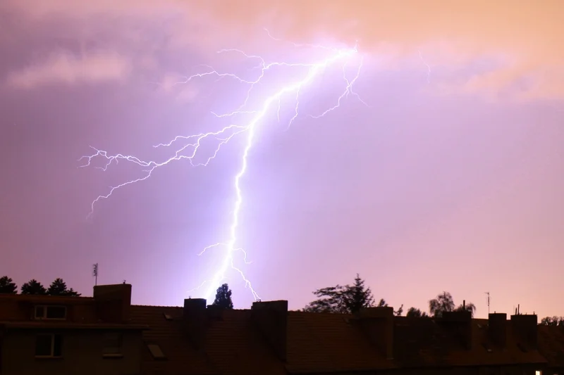 IMGW wydało ostrzeżenia pierwszego i drugiego stopnia przed burzą i upałami.