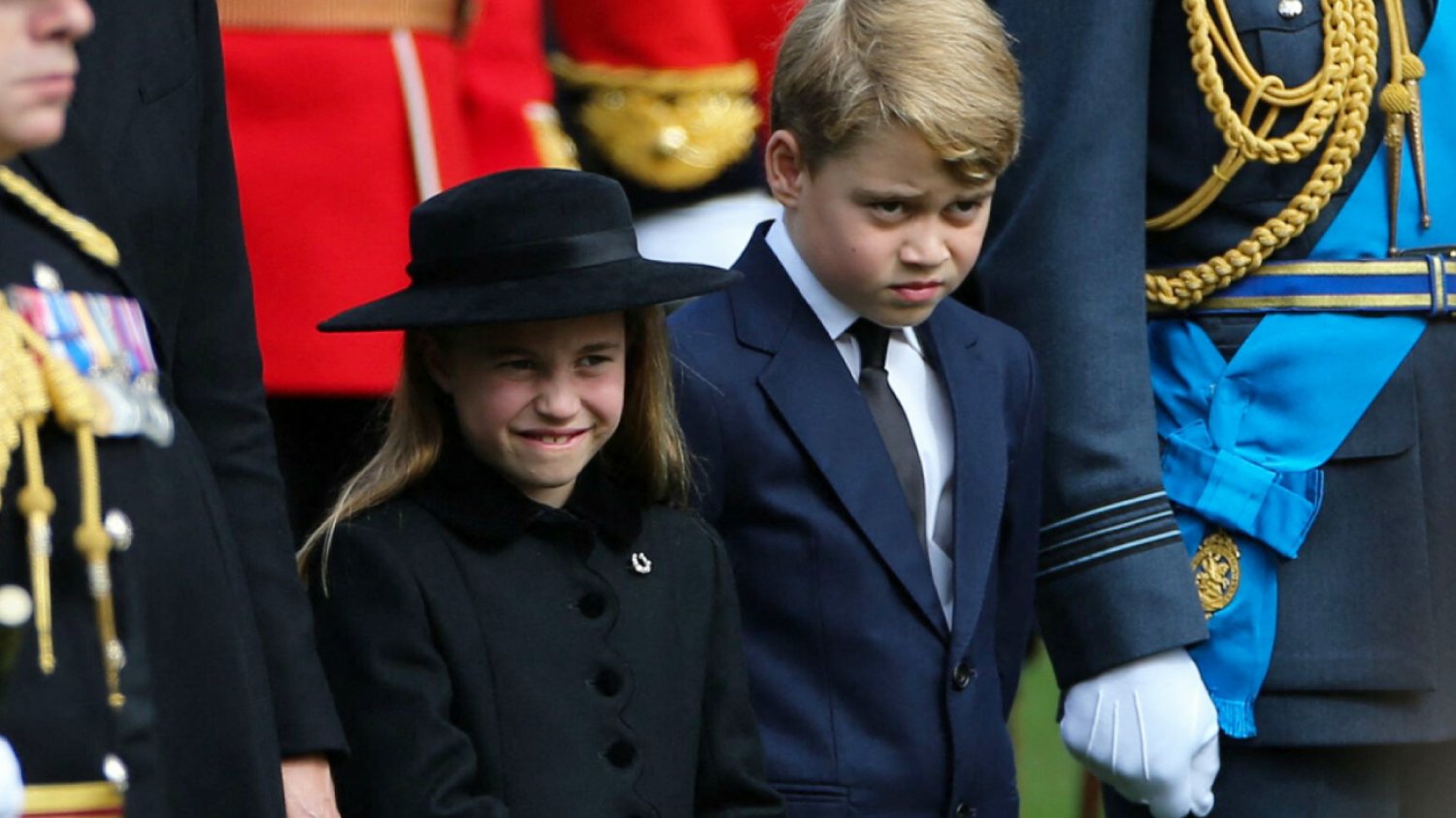 George i Charlotte uchwyceni na uroczym filmiku. 7-latka pouczała brata