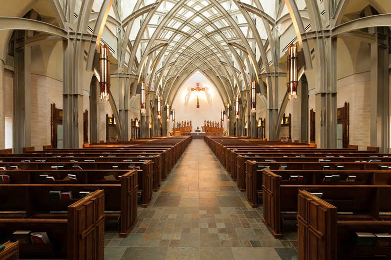 Kościoły zaczynają świecić pustkami