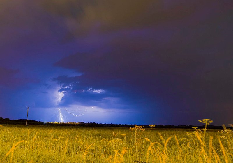 Niemal w całej Polsce w najbliższych dniach spodziewane są upały i lokalnie burze z możliwym gradobiciem.