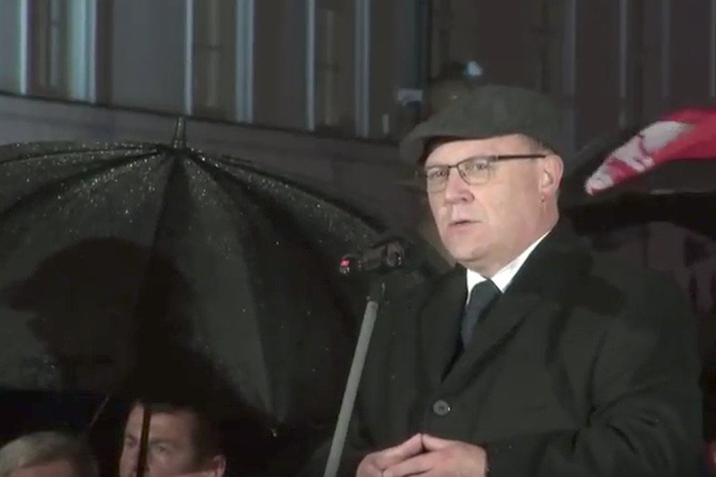 Wojewoda Mazowiecki Zdzisław Sipiera podczas miesięcznicy smoleńskiej. Powiedział wtedy o dekomunizacji nazw ulic w Warszawie.