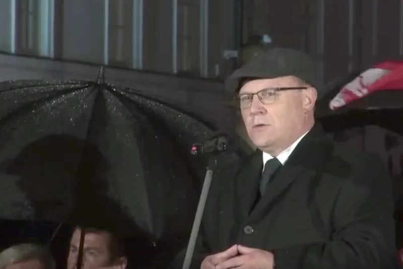 Wojewoda Mazowiecki Zdzisław Sipiera podczas miesięcznicy smoleńskiej. Powiedział wtedy o dekomunizacji nazw ulic w Warszawie.