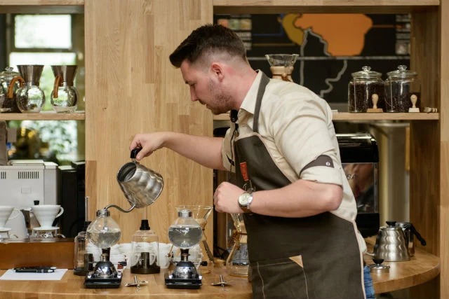 W podpoznańskiej Manufakturze Kawy MK Cafe proces palenia kawy jest nadzorowany przez baristów.