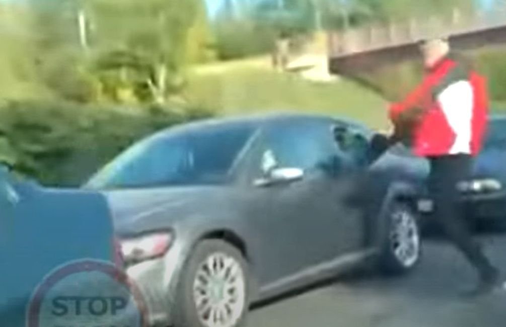 Pod Katowicami nagrano agresywnego kierowcę. Internauci nazwali jego zachowanie "dziką furią".