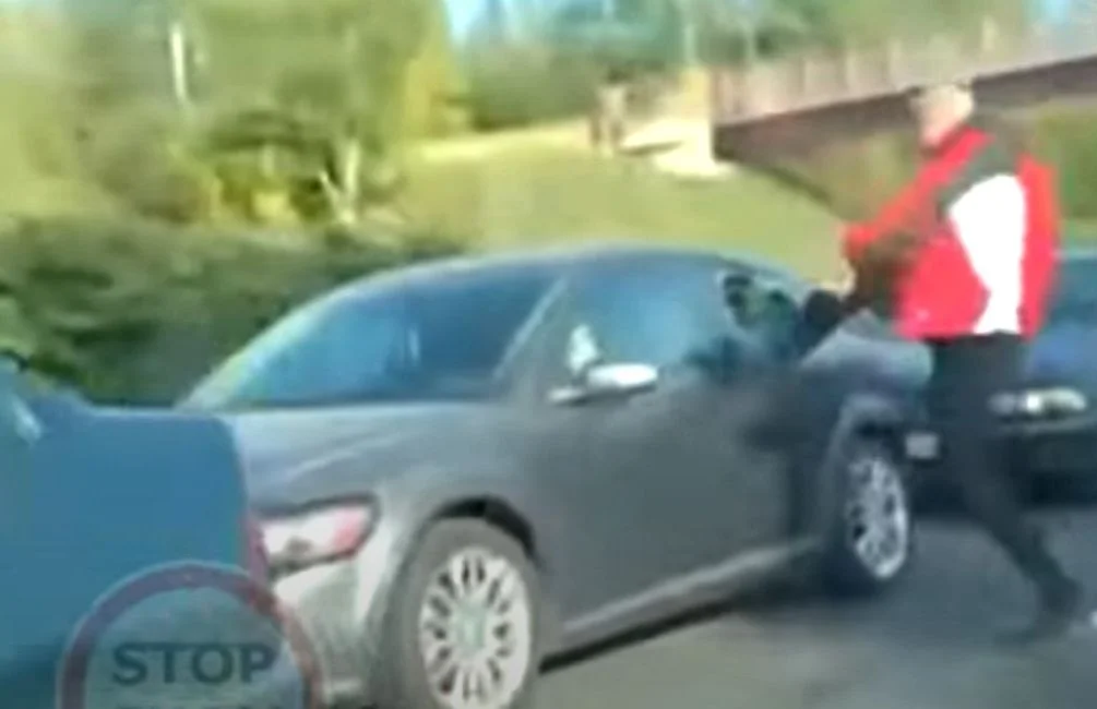 Pod Katowicami nagrano agresywnego kierowcę. Internauci nazwali jego zachowanie "dziką furią".