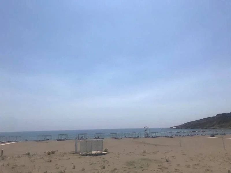 Pusta plaża w Czarnogórze.