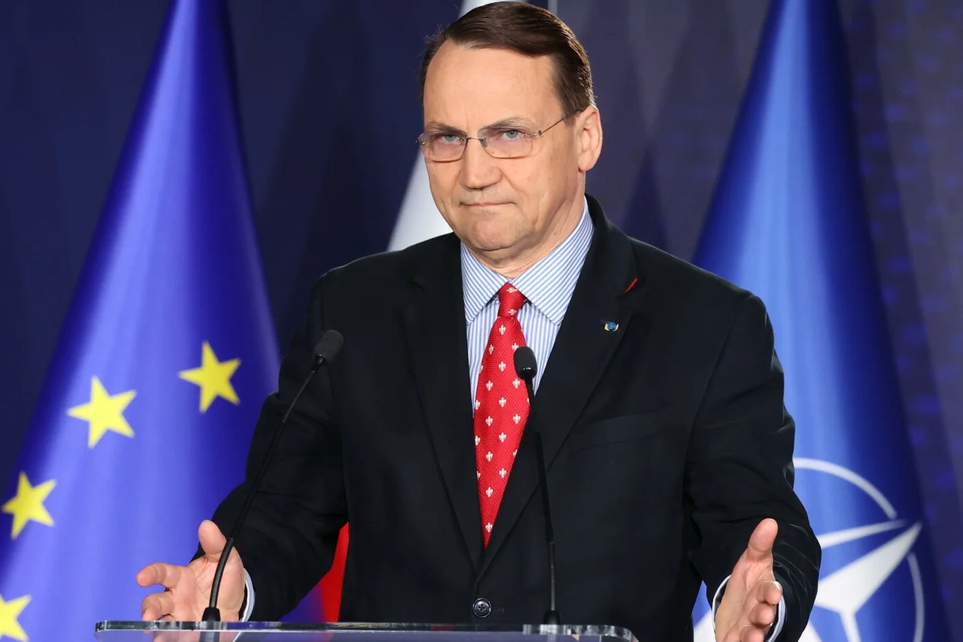 Radosław Sikorski przyjął przeprosiny Jarosława Kaczyńskiego w formie wpłaty na armię Ukrainy.