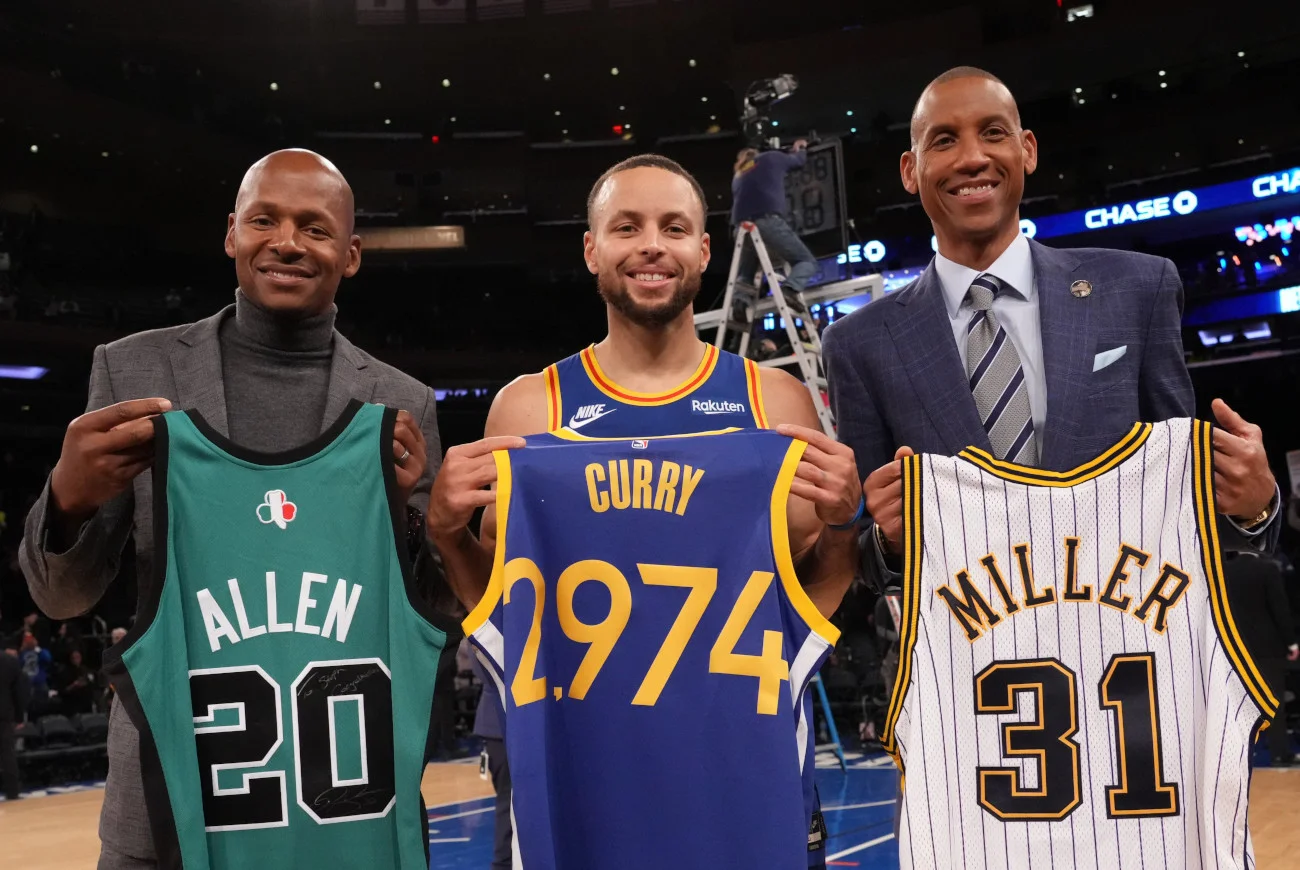 Trójka najlepszych "trójkowiczów" w historii NBA. Od lewej: Ray Allen (2973), Stephen Curry (2974) i Reggie Miller (2560).