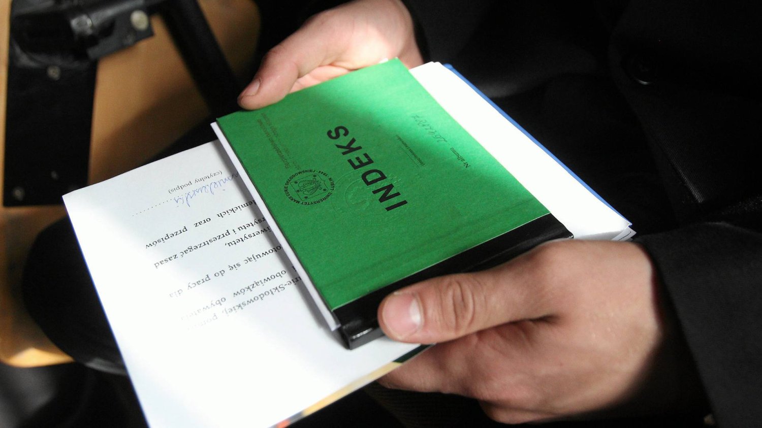 Pokazali to czarno na białym. Studia wciąż wpływają na lepsze zarobki