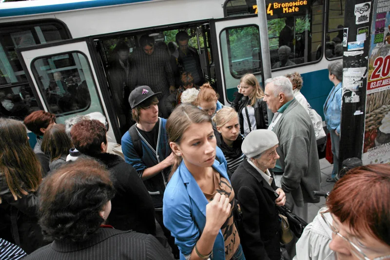 Tłumy w tramwajach latem bywają większe, niż zimą.