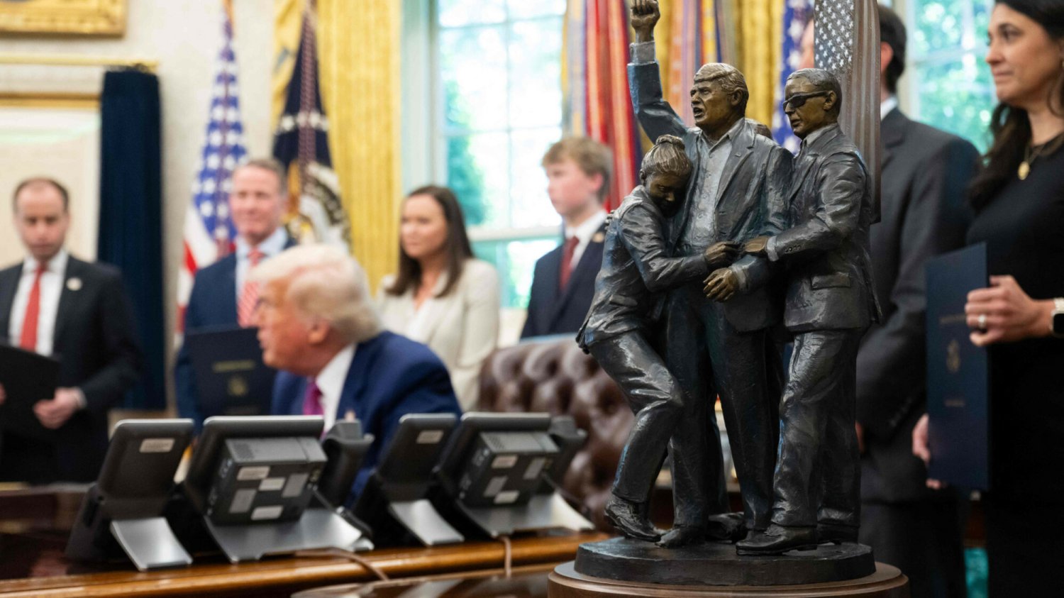 Figurka na biurku Donalda Trumpa.