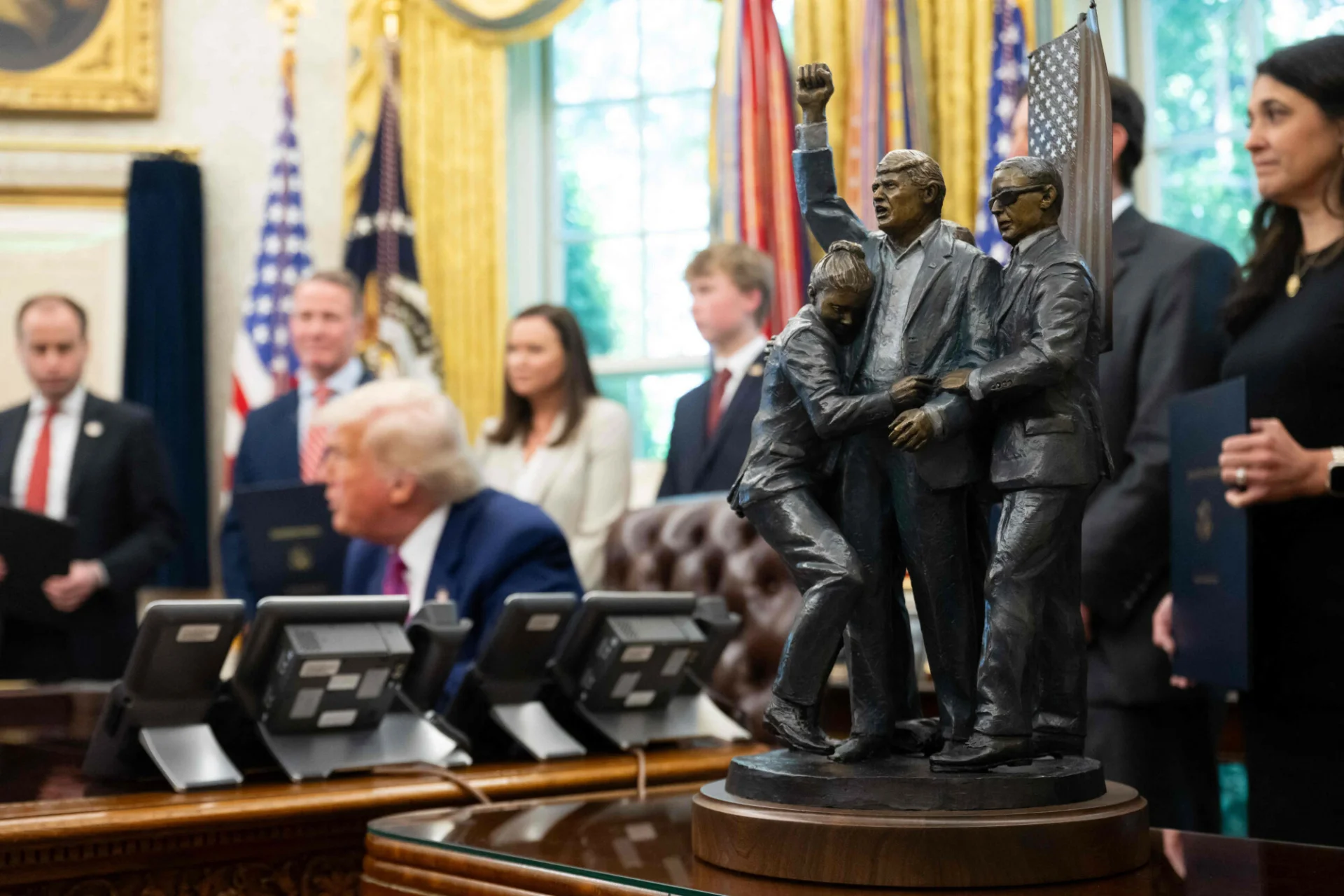 Figurka na biurku Donalda Trumpa.