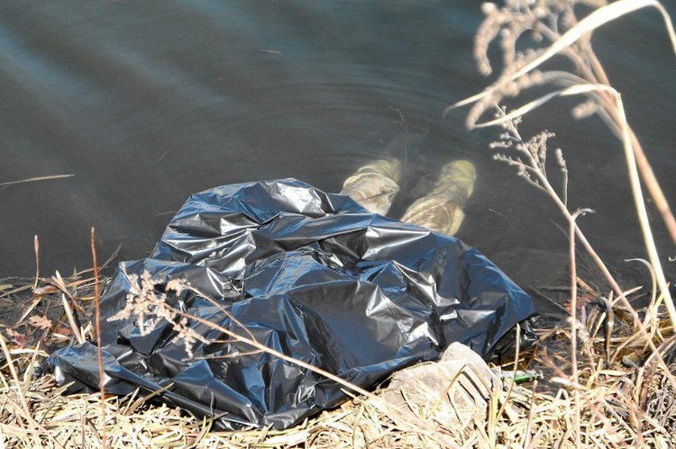 Ciało 42-latka wyłowili przybyli na miejsce strażacy. Tragedia na rzece Dunajec. Nie żyje 42-latek.