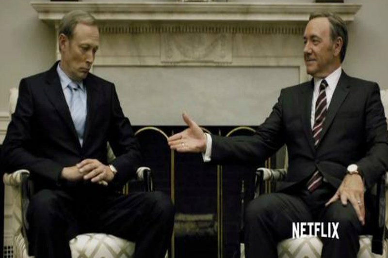 Podobieństwo kadru z serialu i zdjęcia ze spotkania Trump-Putin jest uderzające.