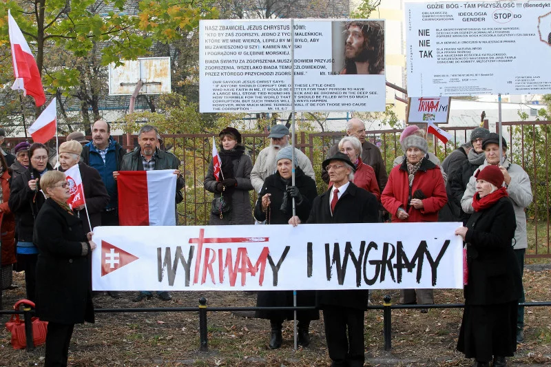 O. Rydzyk prosi o odmówienie sobie paczki papierosów. "Moi znajomi drżą, że matka przepisze na niego mieszkanie"