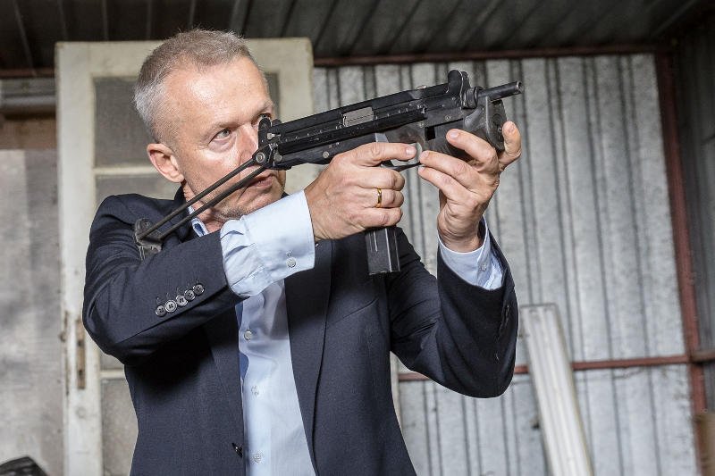 Bogusław Linda jako gangster Babcia w nowym "Pitbullu".