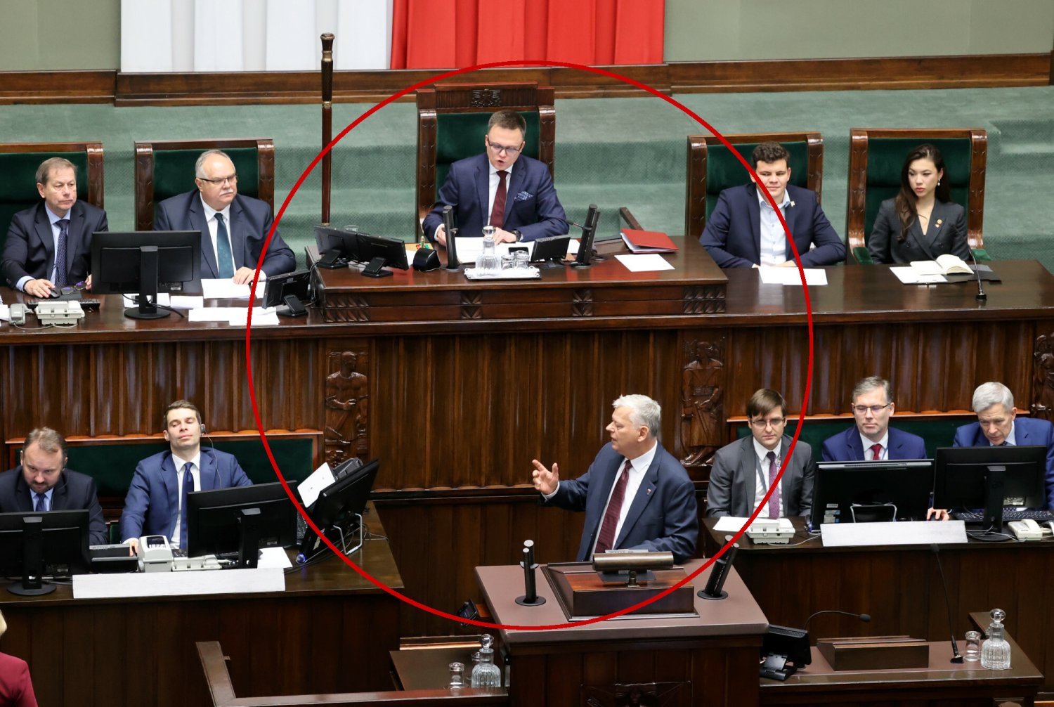 Marek Suski bez trybu na mównicy.