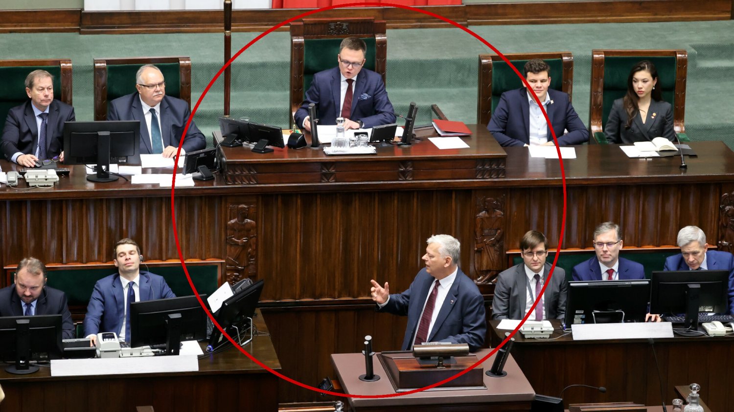 Marek Suski bez trybu na mównicy.