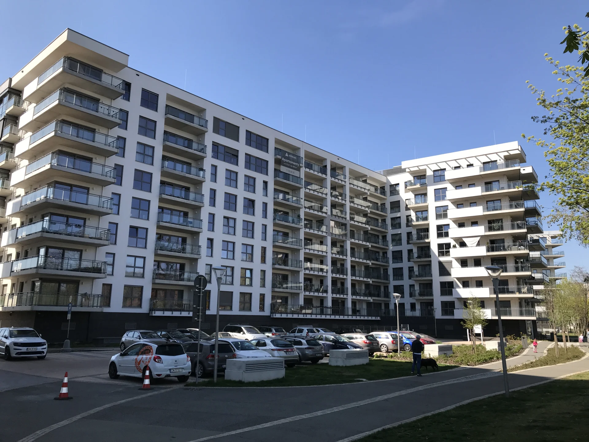 Kępa Mieszczańska. Widok budynku wielorodzinnego od strony deptaku nad Odrą.