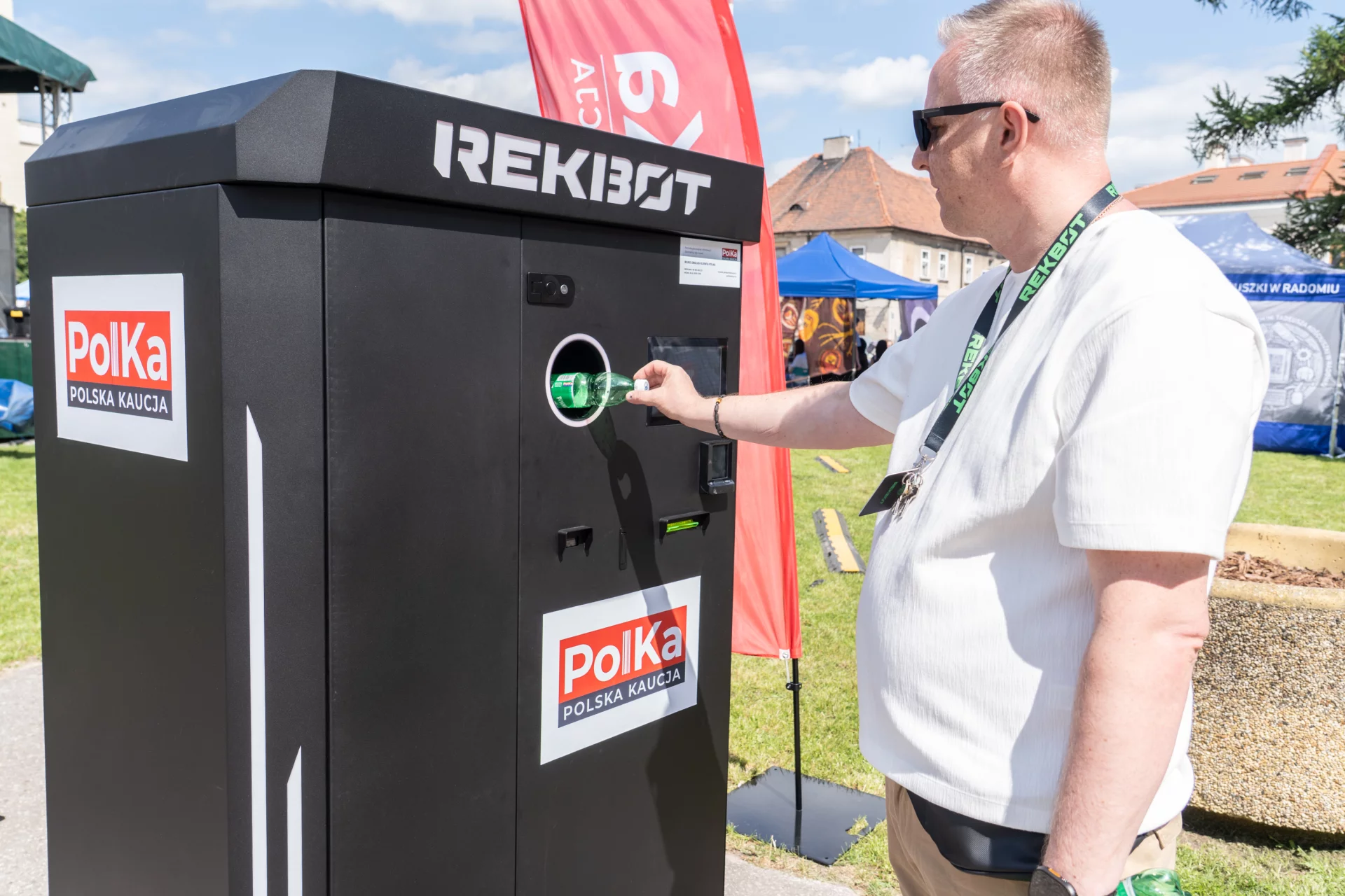 Zwrotomat, który oddaje pieniądze z kaucji na konto Zwrotomat, czyli wolostojący automat kaucyjny