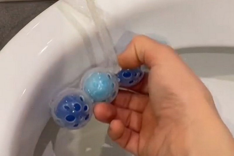 TikTokerka pokazała, jak używać zawieszek do sedesu.