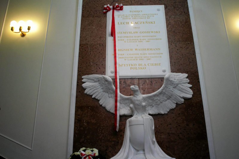 Orzeł i tablica zawieszona w Kancelarii Prezesa Rady Ministrów kosztowały prawie 200 tysięcy złotych.