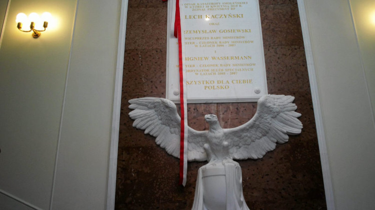 Orzeł i tablica zawieszona w Kancelarii Prezesa Rady Ministrów kosztowały prawie 200 tysięcy złotych.