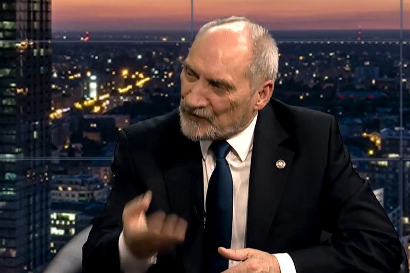 Antoni Macierewicz wskazuje nowego winnego w sprawie Smoleńska. Szef MON mówi o "kluczowej roli" Cezarego Grabarczyka.