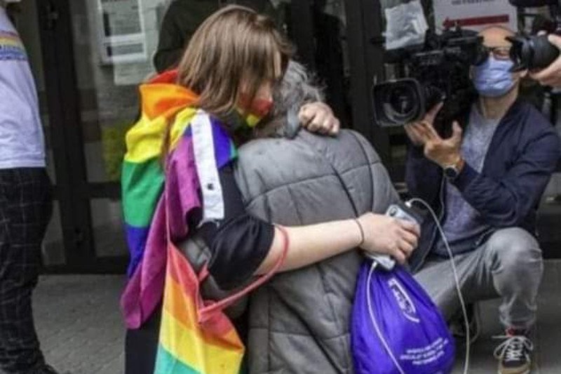 Nagranie, jak starsza pani całuje po stopach aktywistkę LGBT, podzieliło internautów