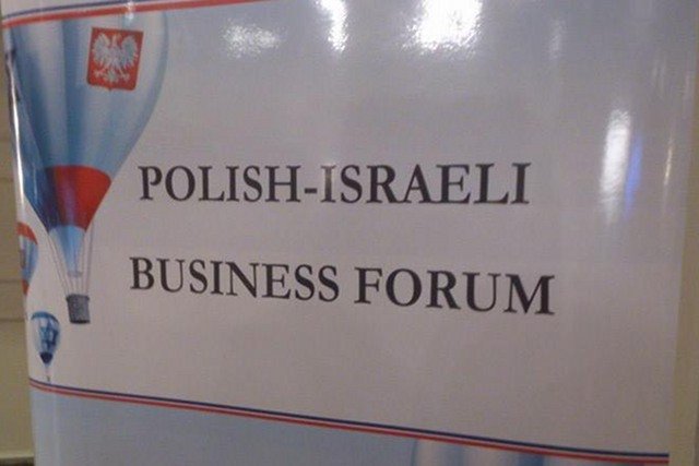 Na plakatach zapowiadających polsko-izraelskie forum godło Polski zostało odwrócone. Widniejący na nim orzeł nie ma korony