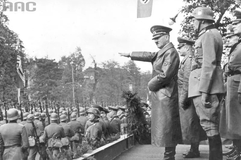 Adolf Hitler odbierający defiladę Wehrmachtu w Warszawie, 5 X 1939.