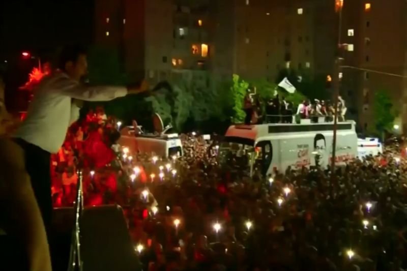 Turcy świętują zwycięstwo opozycji w Stambule.