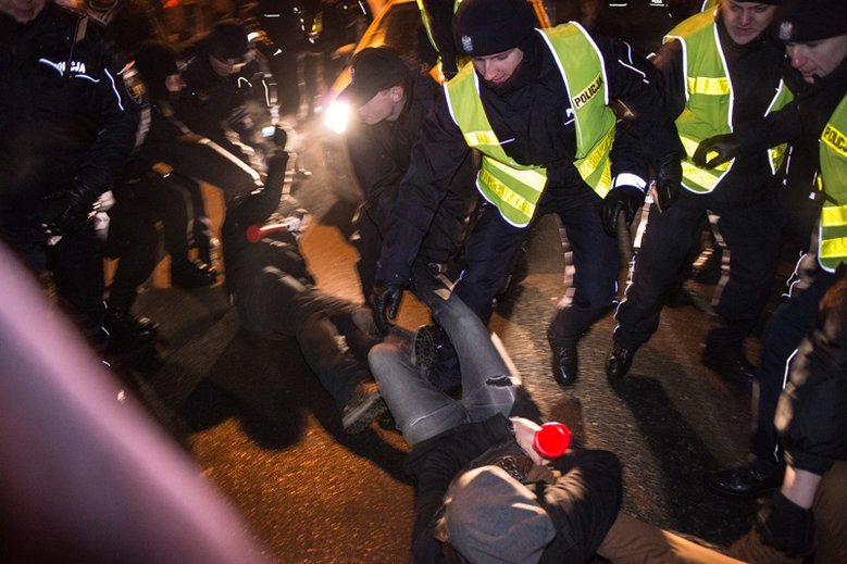 Opinia publiczna przywykła do oglądania policjantów traktujących uczestników antyrządowych demonstracji w taki sposób. Obrazki z Torunia przyjęto więc z zaskoczeniem.